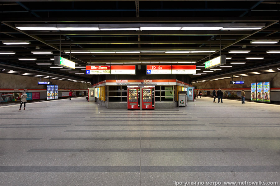 Станция Sörnäinen / Sörnäs [Сё́рняйнен] (Хельсинки). Центральный зал станции, вид вдоль от входа в сторону глухого торца.