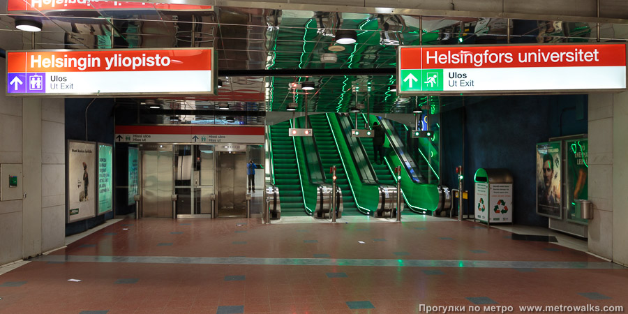 Станция Helsingin yliopisto / Helsingfors universitet [Хе́льсиньин у́лио́писто] (Хельсинки). Выход в город, эскалаторы начинаются прямо с уровня платформы.