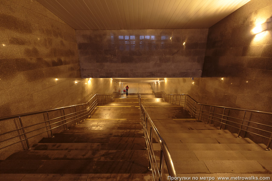 Станция Авиастроительная / Авиатөзелеш (Казань). Лестница подземного перехода. Подземный переход пролегает на довольно большой глубине.