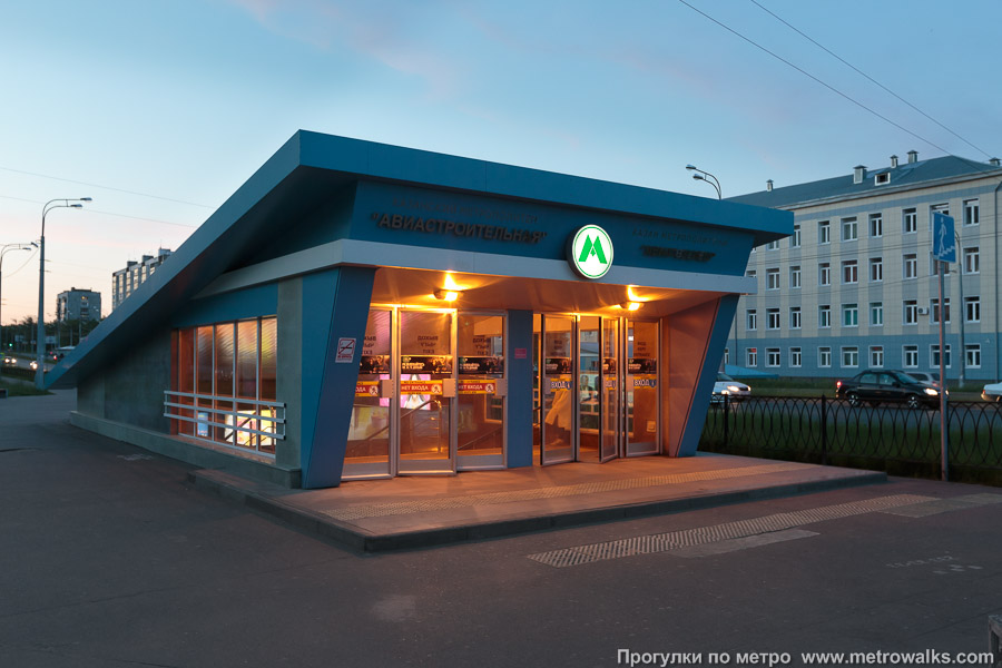 Станция Авиастроительная / Авиатөзелеш (Казань). Вход в подземный переход крупным планом. Один из двух входов в южный вестибюль.