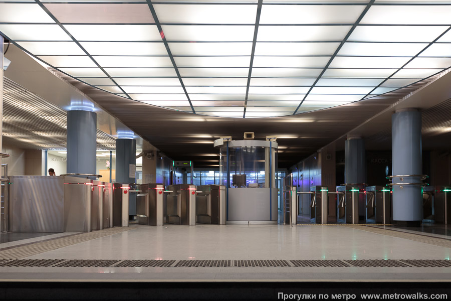 Станция Авиастроительная / Авиатөзелеш (Казань). Внутри вестибюля станции, общий вид. Это южный вестибюль, северный выглядит аналогично.