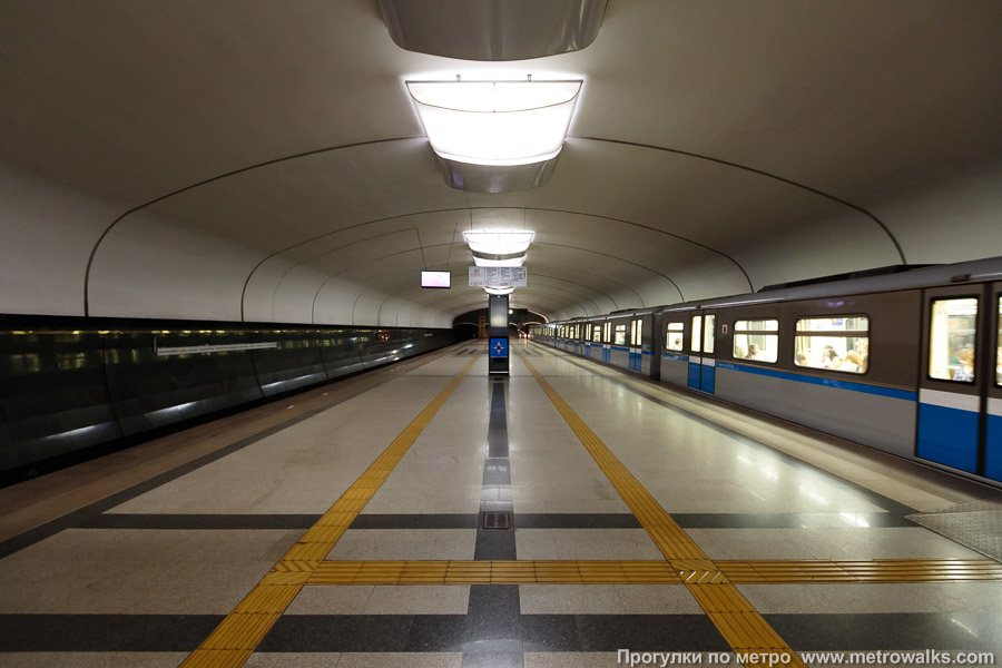 Станция Горки (Казань). Когда на станции стоит поезд, особенно заметно, как здесь темно: тусклое освещение внутри вагона намного ярче общего освещения станции.