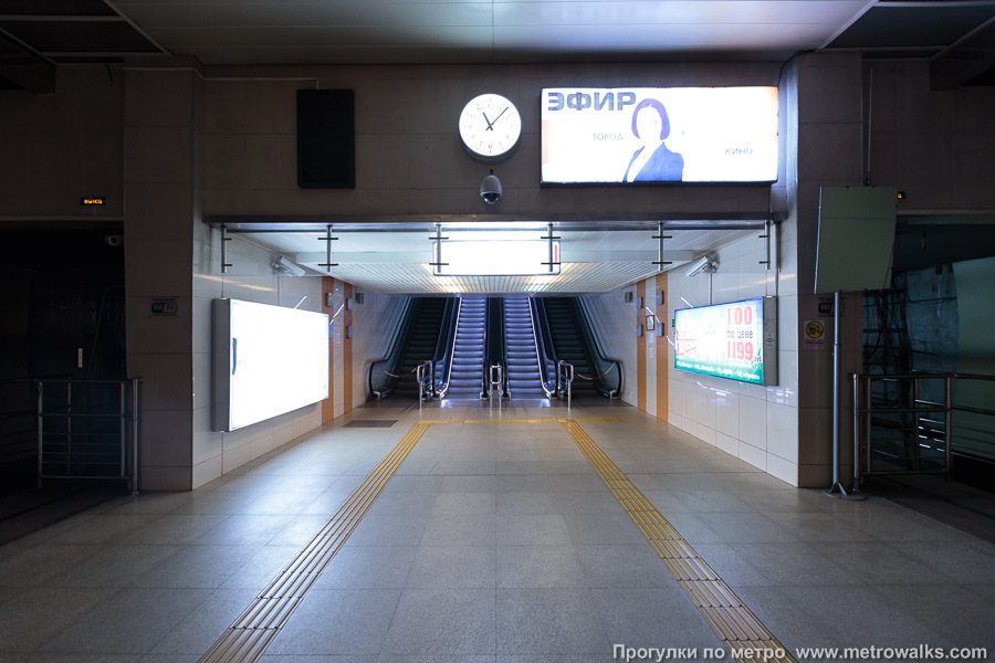 Станция Козья слобода / Кәҗә бистәсе (Казань). Выход в город, эскалаторы начинаются прямо с уровня платформы. Основной, северный выход к перекрёстку. Здесь установлено четыре эскалатора.