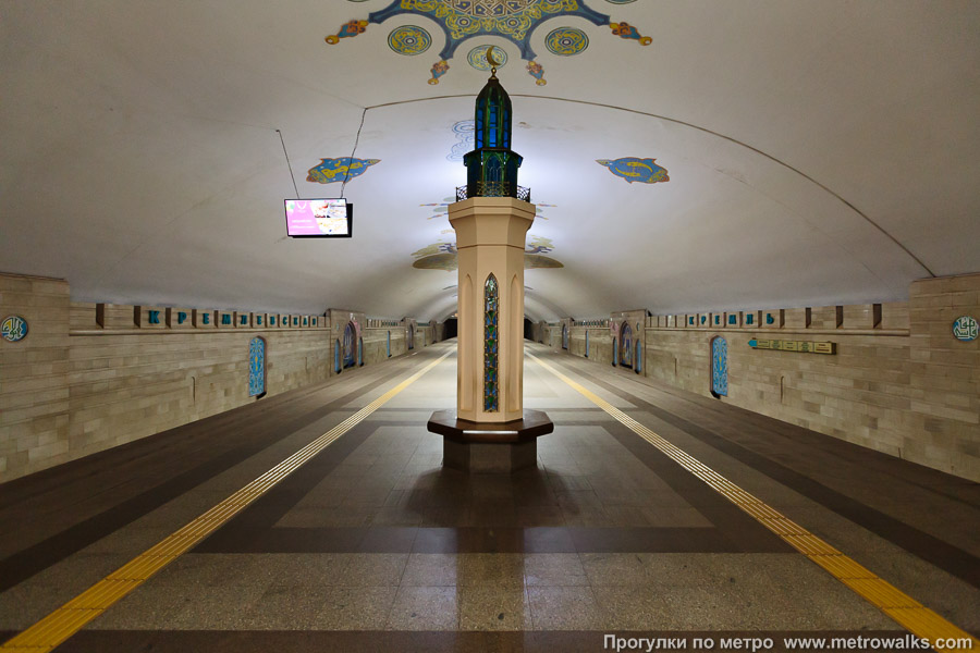 Станция Кремлёвская / Кремль (Казань). Продольный вид по оси станции.