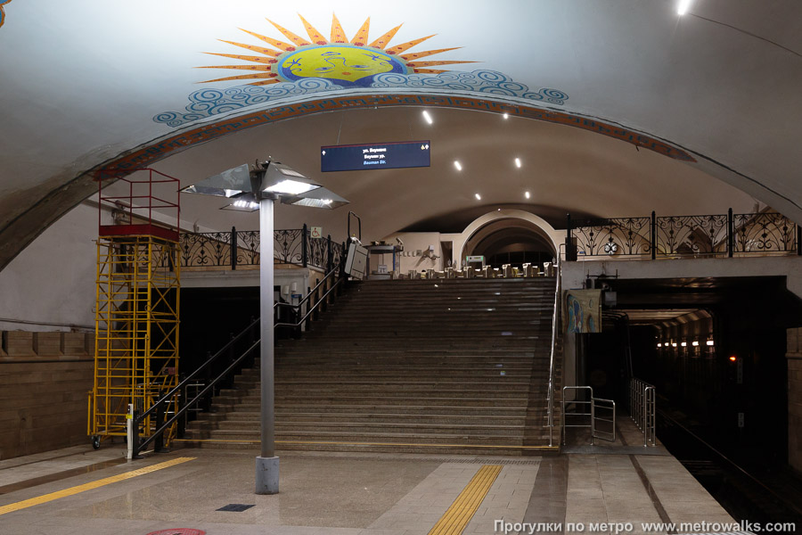 Станция Кремлёвская / Кремль (Казань). Юго-восточный выход на пешеходную улицу Баумана — по лестнице.