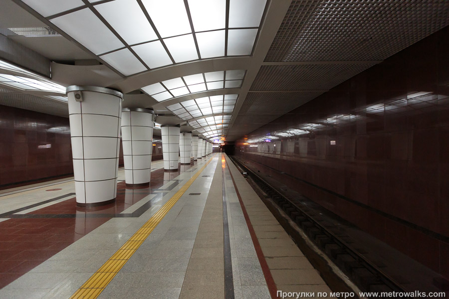 Станция Северный вокзал / Төньяк вокзал (Казань). Продольный вид вдоль края платформы.