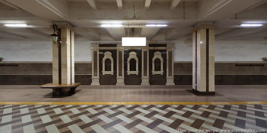 Станция Суконная слобода / Сукно бистәсе (Казань). Поперечный вид, проходы между колоннами из центрального зала на платформу.