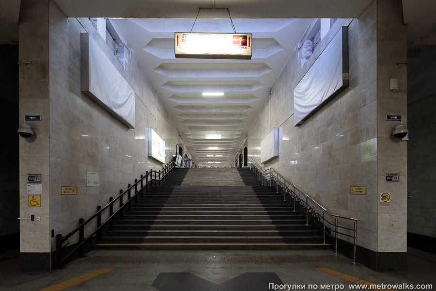 Станция Площадь Габдуллы Тукая / Тукай Мәйданы (Казань). Выход в город осуществляется по лестнице. Первый, северо-западный выход со станции — в сторону площади Тукая.