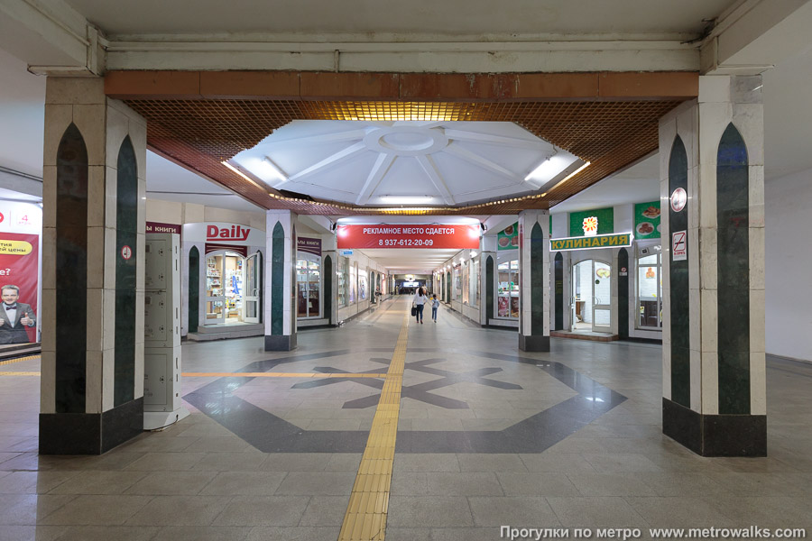 Станция Площадь Габдуллы Тукая / Тукай Мәйданы (Казань). Станция расположена немного в стороне от площади Тукая и связана с площадью длинным подземным переходом.