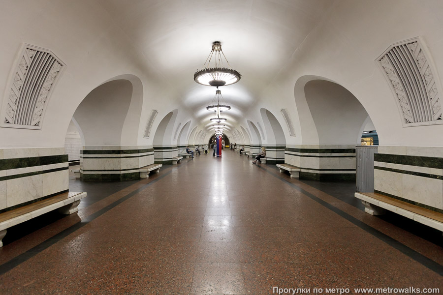 Станция Алексеевская (Калужско-Рижская линия, Москва). Центральный зал станции, вид вдоль от глухого торца в сторону выхода.