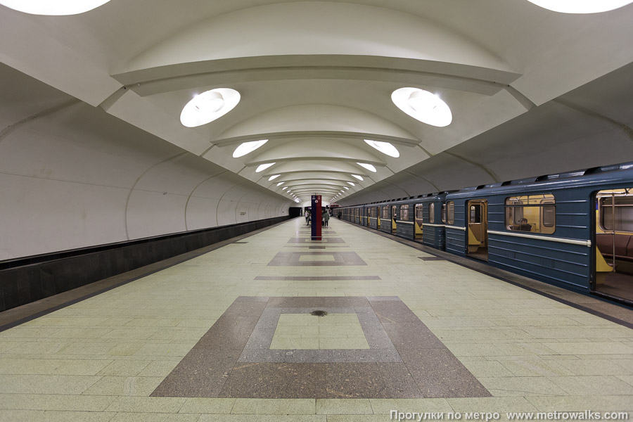 Станция Алтуфьево (Серпуховско-Тимирязевская линия, Москва). Продольный вид по оси станции.
