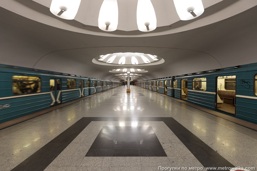 Станция Аннино (Серпуховско-Тимирязевская линия, Москва). Продольный вид по оси станции. Для большей цветастости — с поездами.