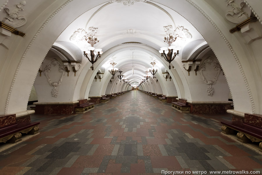 Станция Арбатская (Арбатско-Покровская линия, Москва). Продольный вид центрального зала.