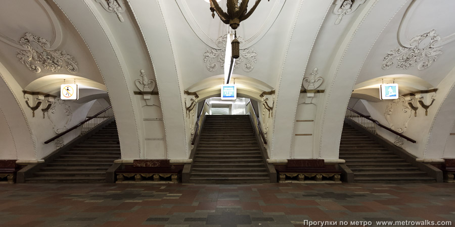 Станция Арбатская (Арбатско-Покровская линия, Москва). В центре зала — переход на станцию Боровицкую Серпуховско-Тимирязевской линии.