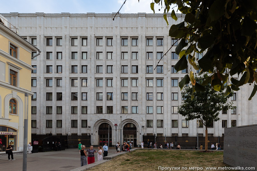 Станция Арбатская (Арбатско-Покровская линия, Москва). Наземный вестибюль станции встроен в здание.