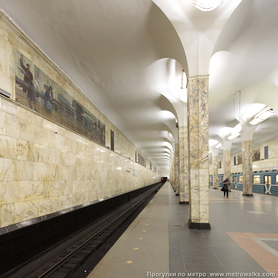 Станция Автозаводская (Замоскворецкая линия, Москва). Боковой зал станции и посадочная платформа, общий вид.
