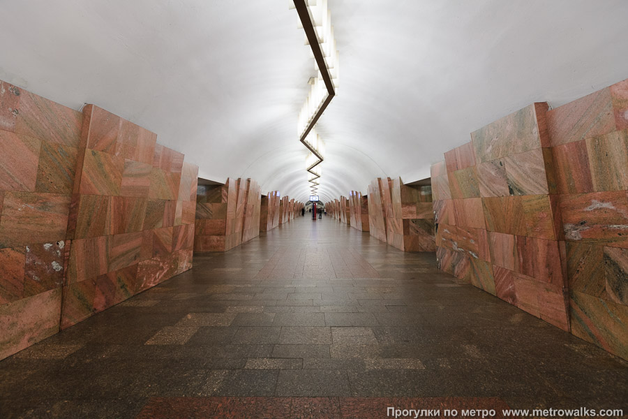 Станция Баррикадная (Таганско-Краснопресненская линия, Москва). Продольный вид центрального зала.