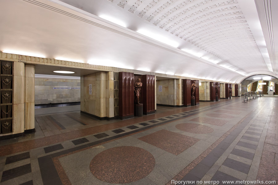 Станция Бауманская (Арбатско-Покровская линия, Москва). Вид по диагонали.