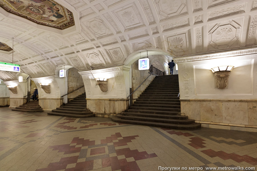 Станция Белорусская (Кольцевая линия, Москва). В центре зала — переход на одноимённую станцию Замоскворецкой линии.
