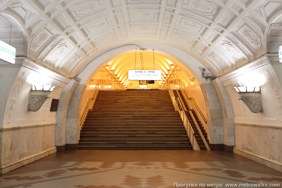 Станция Белорусская (Кольцевая линия, Москва). Выход в город, до эскалаторов нужно подняться по небольшой лестнице.