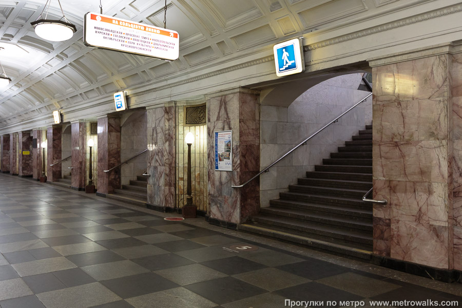 Станция Белорусская (Замоскворецкая линия, Москва). В центре зала находится переход на одноимённую станцию Кольцевой линии.