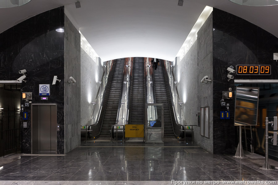 Станция Борисово (Люблинско-Дмитровская линия, Москва). Лифт рядом с противоположным выходом.