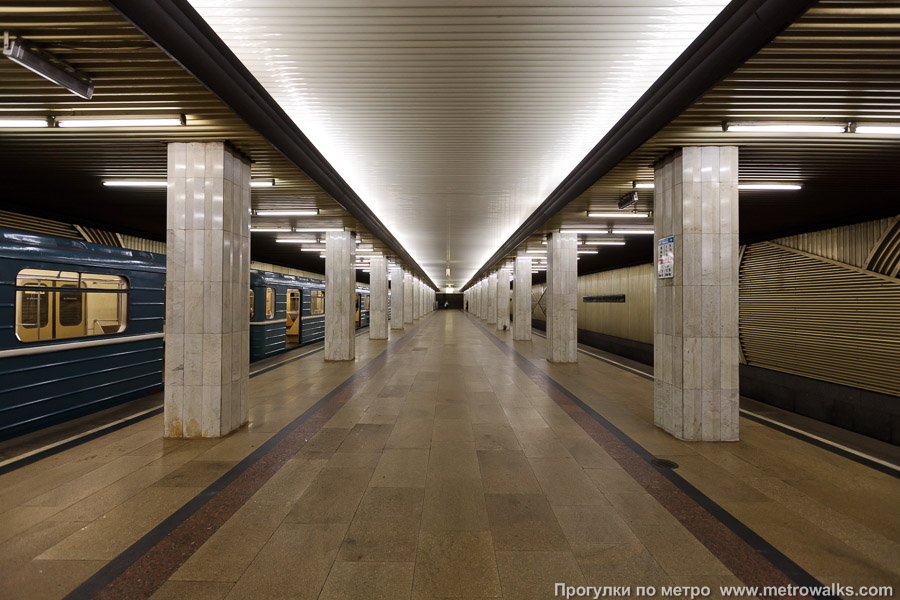 Станция Бульвар Рокоссовского (Сокольническая линия, Москва). Продольный вид центрального зала.
