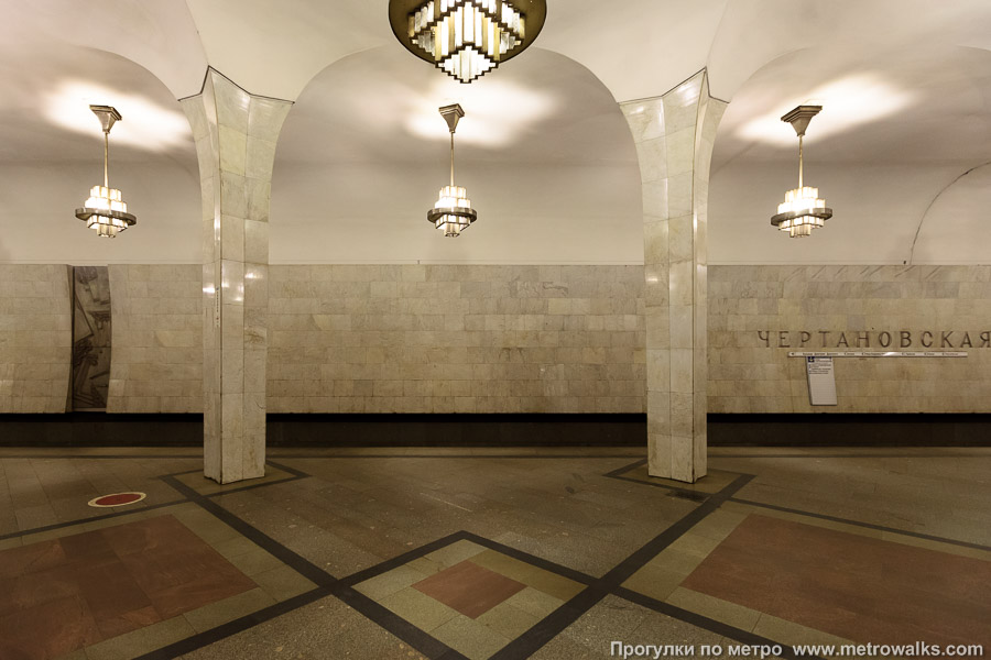 Станция Чертановская (Серпуховско-Тимирязевская линия, Москва). Поперечный вид, проходы между колоннами из центрального зала на платформу.