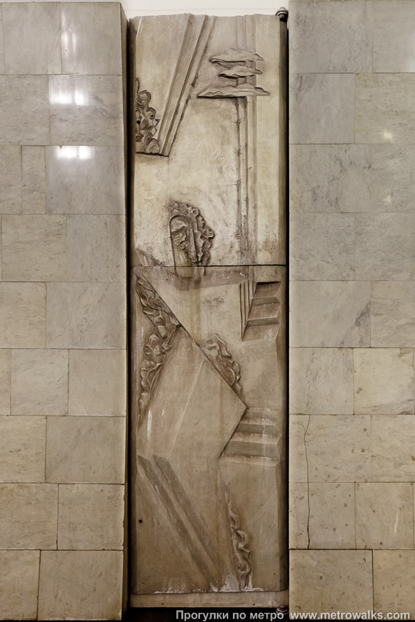 Станция Чертановская (Серпуховско-Тимирязевская линия, Москва). Декоративная технологическая дверь в стене. № 8
