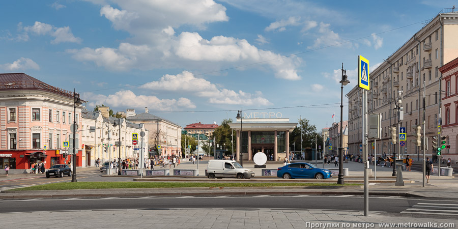 Станция Чистые пруды (Сокольническая линия, Москва). Общий вид окрестностей станции.