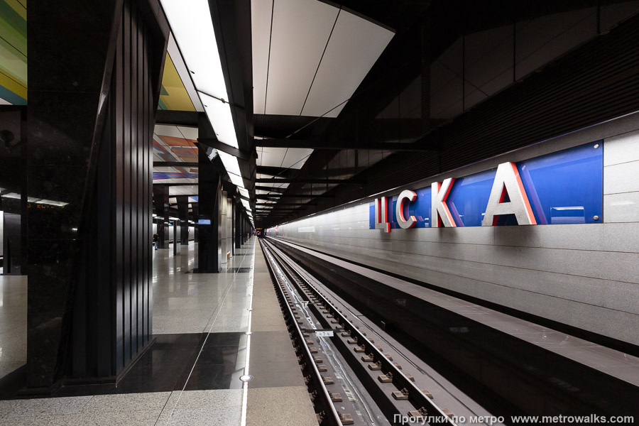 Станция ЦСКА (Большая кольцевая линия, Москва). Боковой зал станции и посадочная платформа, общий вид.