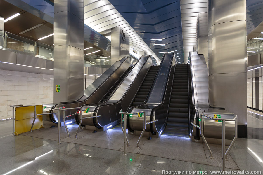 Станция Деловой центр (Солнцевская линия, Москва). Эскалаторы ведут на балкон, откуда можно перейти во второй зал станции Деловой центр и на станцию Выставочную Филёвской линии.
