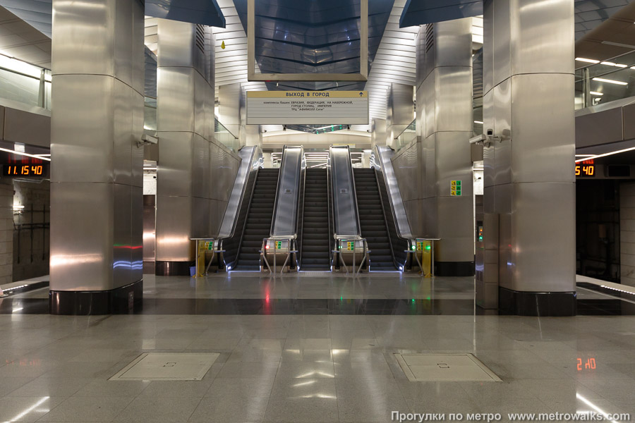 Станция Деловой центр (Солнцевская линия, Москва). Выход в город, эскалаторы начинаются прямо с уровня платформы.