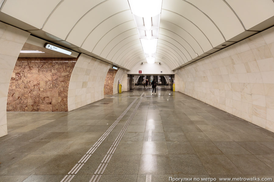 Станция Динамо (Замоскворецкая линия, Москва). Переходный коридор к эскалаторам на станцию Петровский парк.
