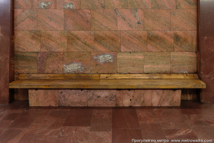 Станция Дмитровская (Серпуховско-Тимирязевская линия, Москва). Скамейка. 15 июня 2025. Станция Дмитровская (Серпуховско-Тимирязевская линия, Москва). Скамейка.