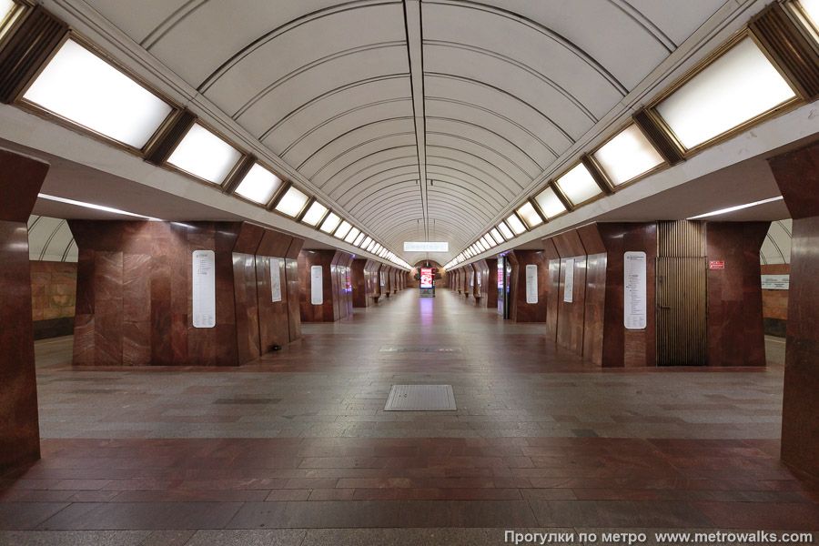 Станция Дмитровская (Серпуховско-Тимирязевская линия, Москва). Центральный зал станции, вид вдоль от входа в сторону глухого торца. Современное состояние. 15 июня 2025. Станция Дмитровская (Серпуховско-Тимирязевская линия, Москва). Центральный зал станции, вид вдоль от входа в сторону глухого торца. Современное состояние.