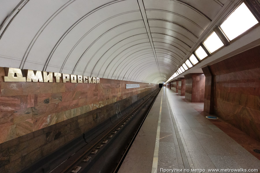 Станция Дмитровская (Серпуховско-Тимирязевская линия, Москва). Боковой зал станции и посадочная платформа, общий вид. 15 июня 2025. Станция Дмитровская (Серпуховско-Тимирязевская линия, Москва). Боковой зал станции и посадочная платформа, общий вид.