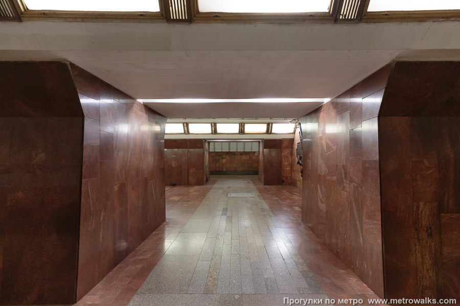 Станция Дмитровская (Серпуховско-Тимирязевская линия, Москва). Сквозной вид с края платформы через два прохода между пилонами. 15 июня 2025. Станция Дмитровская (Серпуховско-Тимирязевская линия, Москва). Сквозной вид с края платформы через два прохода между пилонами.