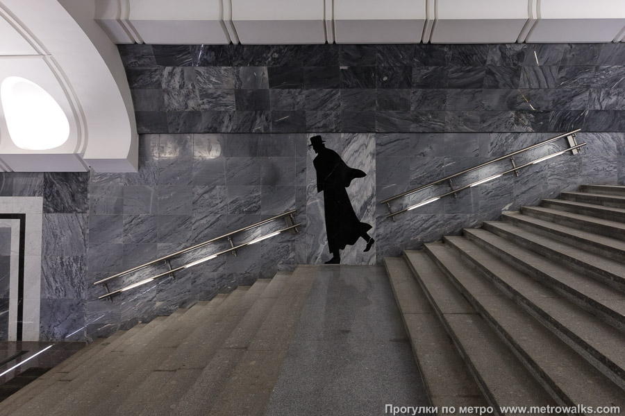 Станция Достоевская (Люблинско-Дмитровская линия, Москва). Декоративная отделка стены в проходе к эскалаторам. И фигура чёрная.