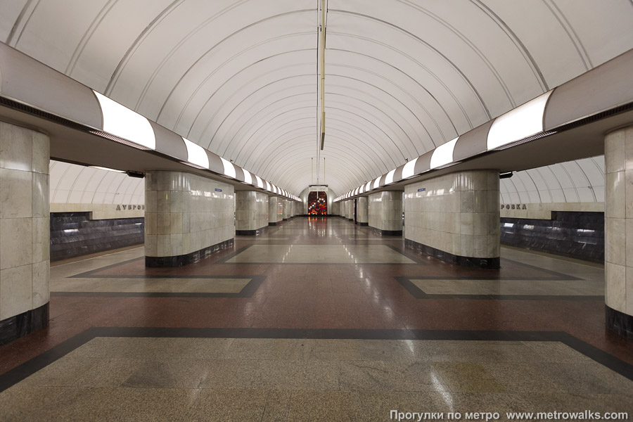 Станция Дубровка (Люблинско-Дмитровская линия, Москва). Центральный зал станции, вид вдоль от входа в сторону глухого торца.