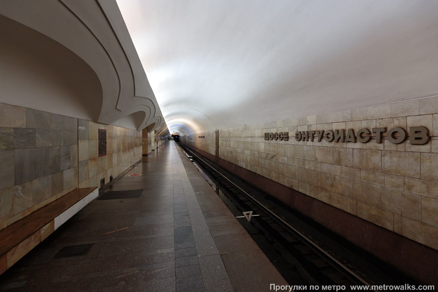 Станция Шоссе Энтузиастов (Калининская линия, Москва). Боковой зал станции и посадочная платформа, общий вид.