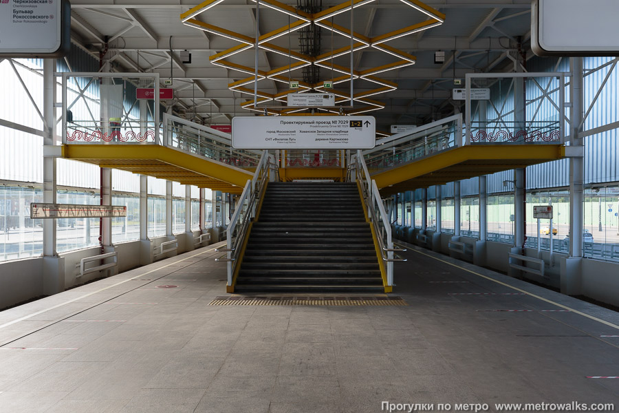 Станция Филатов луг (Сокольническая линия, Москва). Выход в город осуществляется по лестнице.