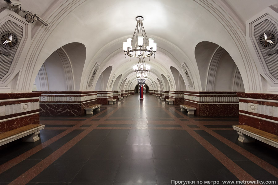 Станция Фрунзенская (Сокольническая линия, Москва). Центральный зал станции, вид вдоль от глухого торца в сторону выхода.