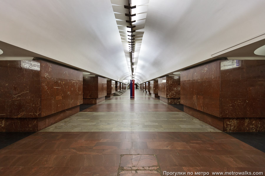 Станция Площадь Ильича (Калининская линия, Москва). Центральный зал станции, вид вдоль от глухого торца в сторону выхода.