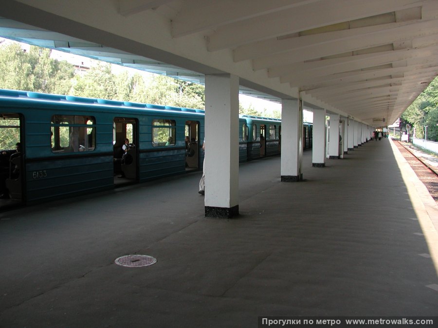 Станция Измайловская (Арбатско-Покровская линия, Москва). Вид по диагонали. Историческое фото (2002) с поездом из вагонов моделей Е*.