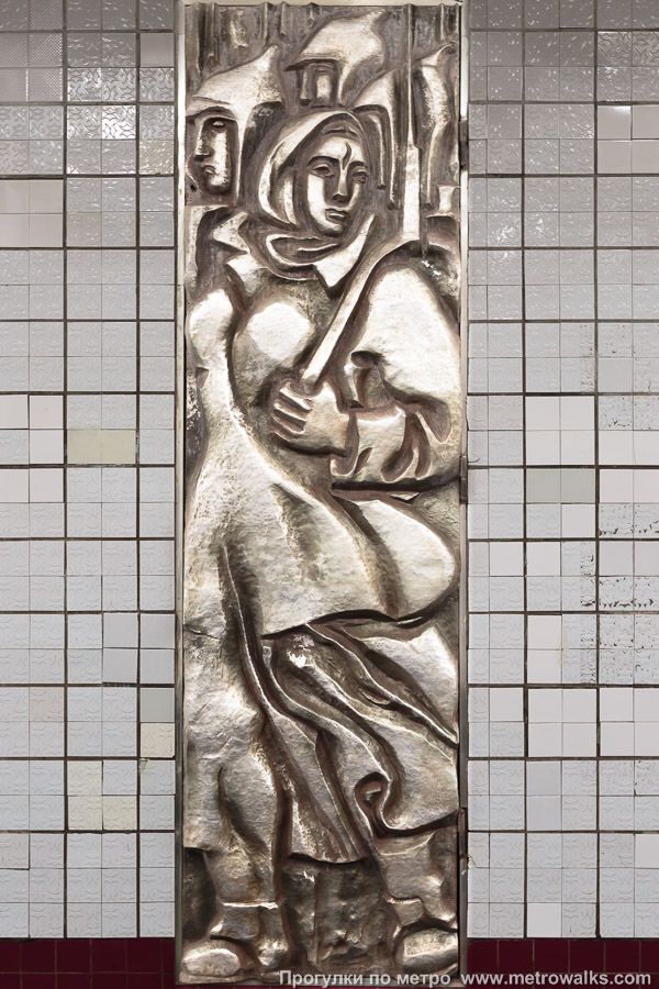 Станция Каховская (Большая кольцевая линия, Москва). Декоративная технологическая дверь в стене. Двери украшены металлическими литыми панелями на тему Гражданской войны.