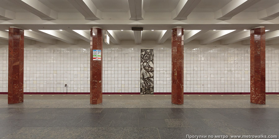Станция Каховская (Большая кольцевая линия, Москва). Поперечный вид, проходы между колоннами из центрального зала на платформу.
