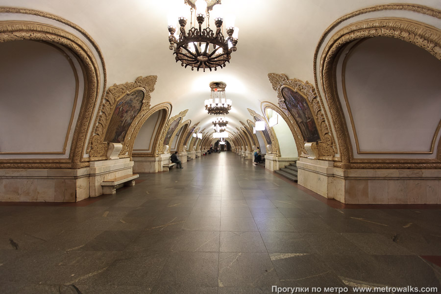 Станция Киевская (Кольцевая линия, Москва). Продольный вид центрального зала.