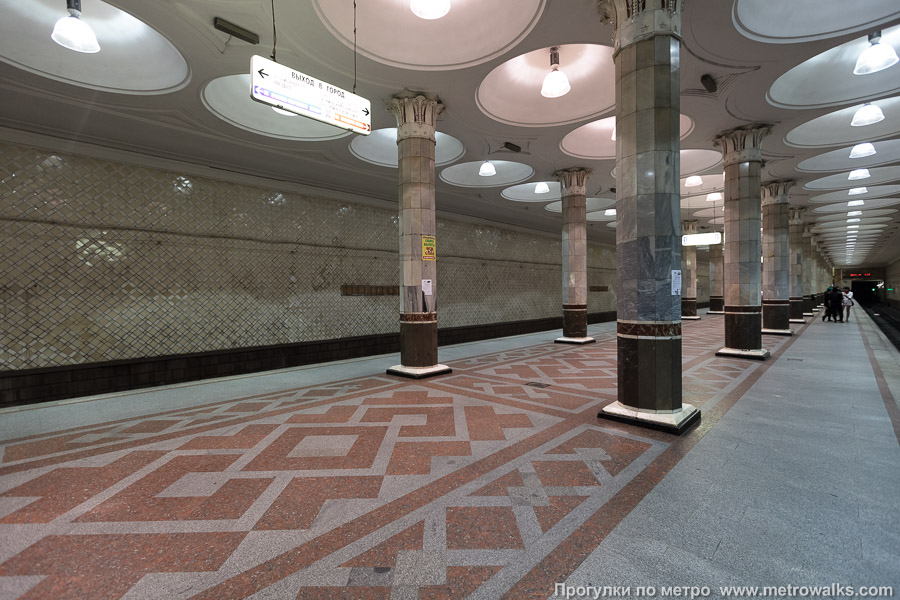 Станция Киевская (Филёвская линия, Москва). Вид с края платформы по диагонали на противоположную сторону сквозь центральный зал.