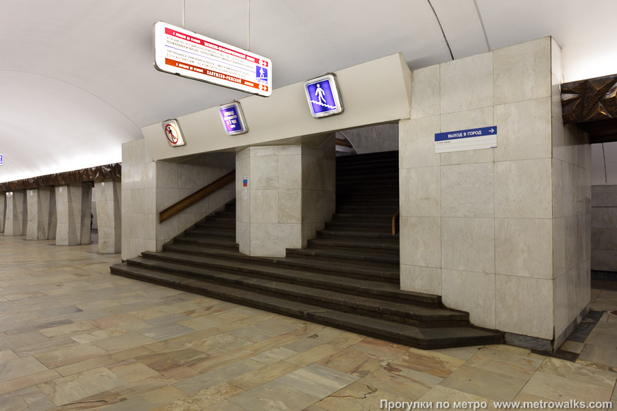 Станция Китай-город (Калужско-Рижская линия, Москва). Около перехода между двумя залами станции.